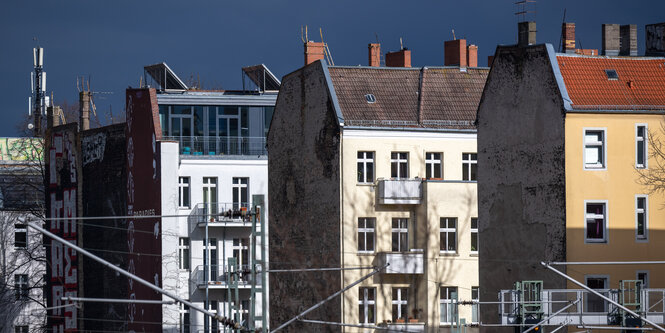 Wohnhäuser stehen dicht beieinander im Berliner Bezirk Prenzlauer Berg.