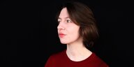 Portrait von Sally Rooney vor schwarzem Hintergrund