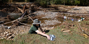 Ein Einwohner von Barnardsville, North Carolina, sammelt Wasserflaschen