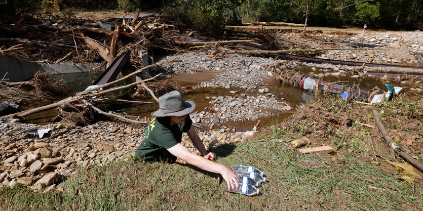 Ein Einwohner von Barnardsville, North Carolina, sammelt Wasserflaschen