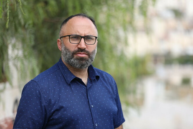 Issa Amro, kurze Haare, Brille, blaues Hemd