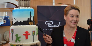 Das Bild zeigt Franziska Giffey mit Torte