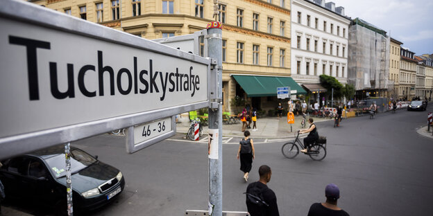 Straßenkreuzung mit Schild "Tucholskystraße"