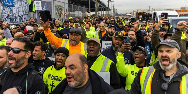 Arbeiter nehmen an einem HafenStreik im Port Newark teil