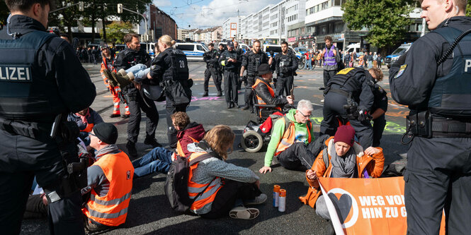 Protestierende werden von der Politei weggetragen