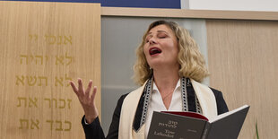 Alina Treiger singt während der Einweihung der Synagoge „Mishkan Shalom“ in Kiel.