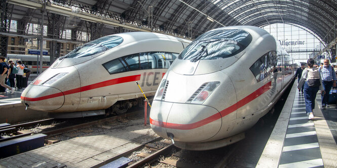 Hauptbahnhof Frankfurt mit haltenden ICE-Zügen und viel Reiseverkehr