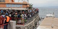 Menschen versammeln sich im Hafen von Goma