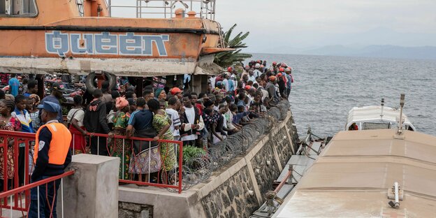 Menschen versammeln sich im Hafen von Goma