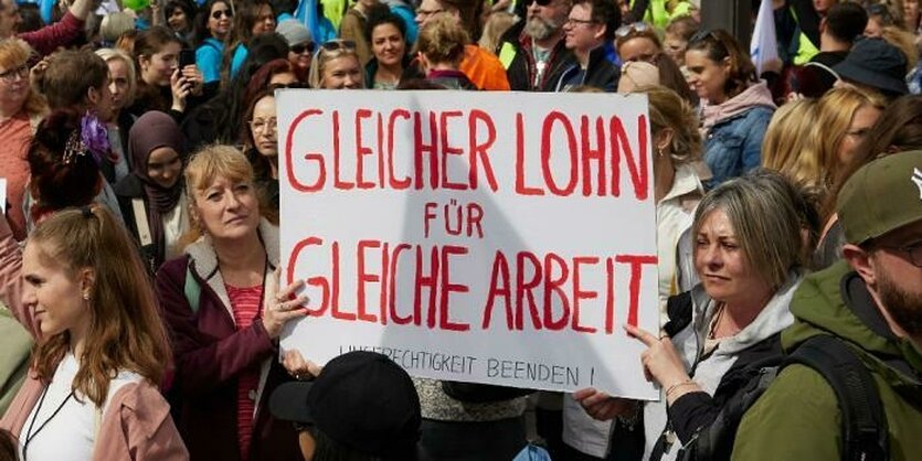 Demonstration unter dem Motto "Gleicher Lohn für Gleiche Arbeit"