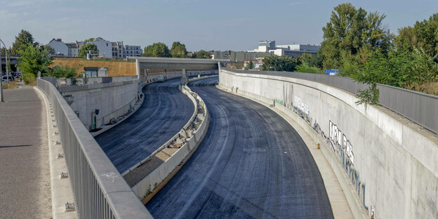 Autobahnbaustelle unter einer Brücke