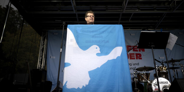 Ralf Stegner, SPD MdB, als Redner auf der Demonstration "Nie wieder Krieg" in Berlin