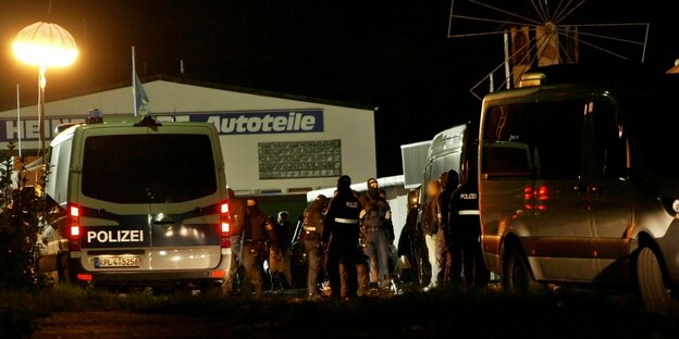 Einheiten der Polizei führen eine Razzia durch. Bei einer nächtlichen Großrazzia im Westerwald hat die Polizei ein größeres Treffen mit mutmaßlich rechtsextremem Hintergrund aufgelöst.