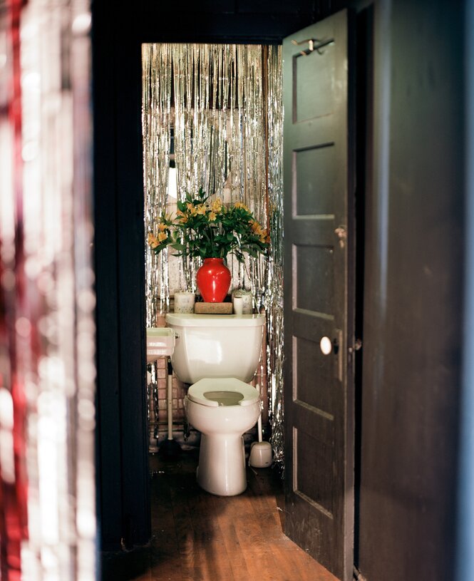 Blick auf eine Toilette in einem Theater in Hollywood