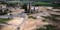 Ein von einer Drohne aufgenommenes Luftbild zeigt die Pfarrkirche St. Albanus und Leonardus in der Mitte des Dorfes Kerpen-Manheim in der Nähe des Hambacher Waldes, Deutschland, 07. Mai 2020