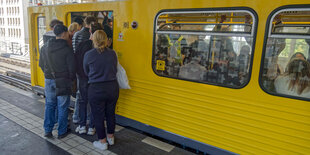 Menschen drängeln sich an einer U-Bahn-Tür