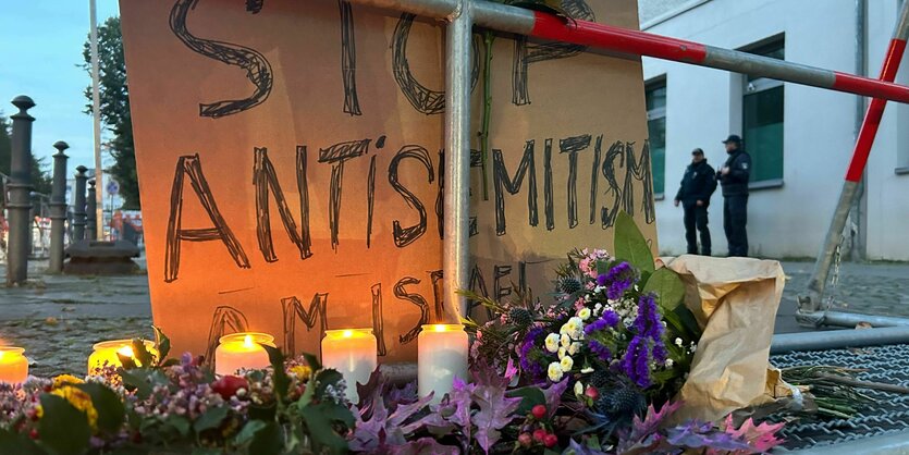 Kerzen stehen vor einem Schild mit der Aufschrift «Stop Antisemitismus» bei einer Mahnwache gegen Antisemitismus nach dem versuchten Brandanschlag in der Nacht zum Mittwoch auf die Synagoge in der Berliner Brunnenstraße.