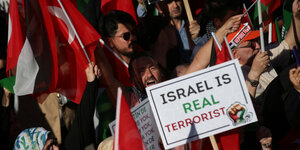 Demonstranten halten ein Schild mit der englischen Aufschrift "Israel ist der wahre Terrorist"