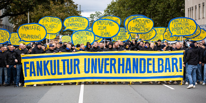 Fans von Eintracht Braunschweig nehmen vor dem Zweitliga-Derby zwischen Eintracht Braunschweig und Hannover 96 an einer Demonstration gegen den angeordneten Teilausschluss von Gästefans teil.