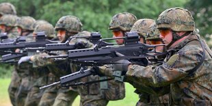 Mehrere Soldaten haben das G36 im Anschlag