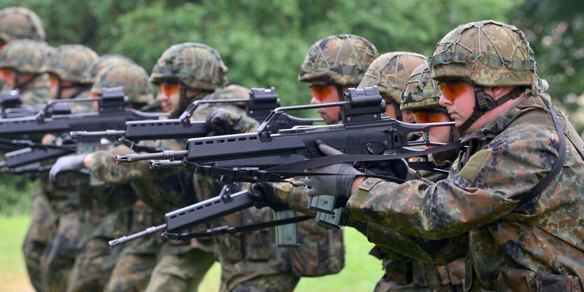 Mehrere Soldaten haben das G36 im Anschlag