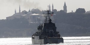 Ein Landungsboot durchquert den Bosporus