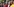 Menschen stehen nebeneinander in einer Reihe, im Hintergrund ist eine Israelfahne zu sehen und ein Foto einer Hamas-Geisel