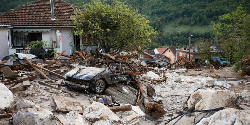 Ein beschädigtes Auto ist zu sehen, nachdem das Dorf Donja Jablanica überschwemmt wurde