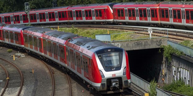 Zwei Regionalzüge fahren aneinander vorbei