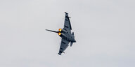 Eurofighter fliegt mit brennenden Turbinen unter grauem Himmel