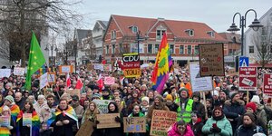 Eine Menschemenge auf einer Demo gegen die AfD in Vechta, in der Mitte ein Schild auf dem steht: CDU where are you?