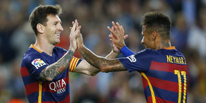 Barcelonas Stürmer Messi und Neymar klatschen ab.