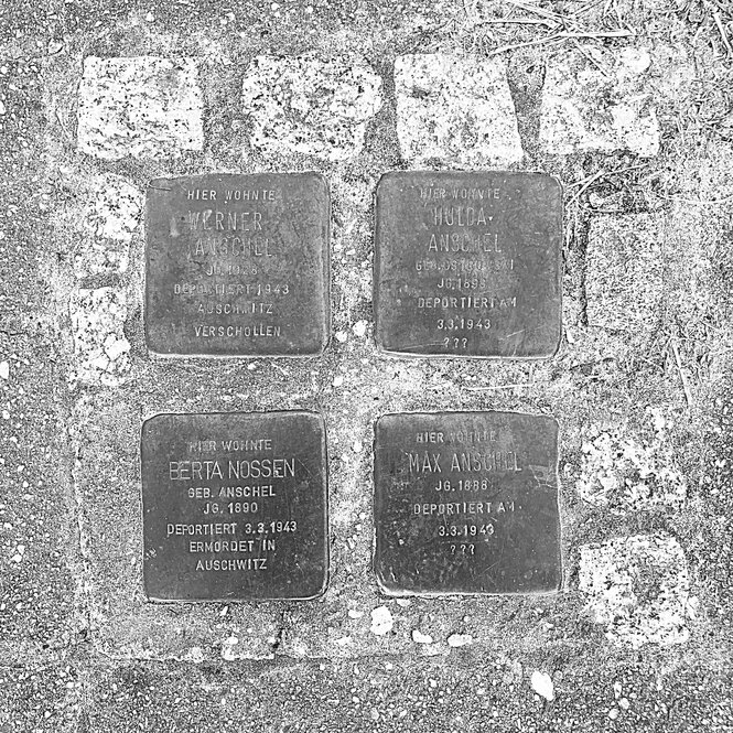 Vier Stolpersteine