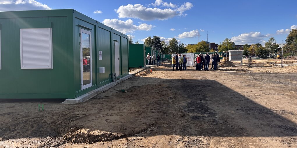 Baustelle der neuen Flüchtlungsunterkunft in Elmshorn, links eine Reihe Container.