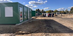 Baustelle der neuen Flüchtlungsunterkunft in Elmshorn, links eine Reihe Container.