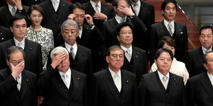 Japanische Abgeordnete posieren für ein Gruppenfoto