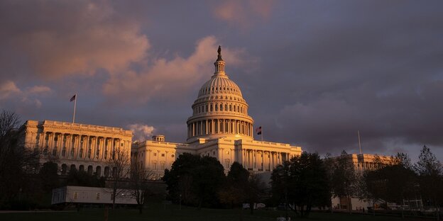 Das Kapitol in Washington im Sonnenuntergang