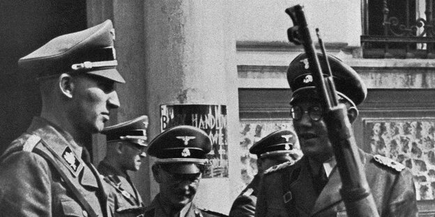 Reinhard Heydrich (links) und Eduard Strauch stehen in SS-Uniform vor dem Quartier der Einsatzgruppe II in Tschenstochau