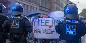 Polizisten stehen Demonstranten und Demonstrantinnen gegenüber