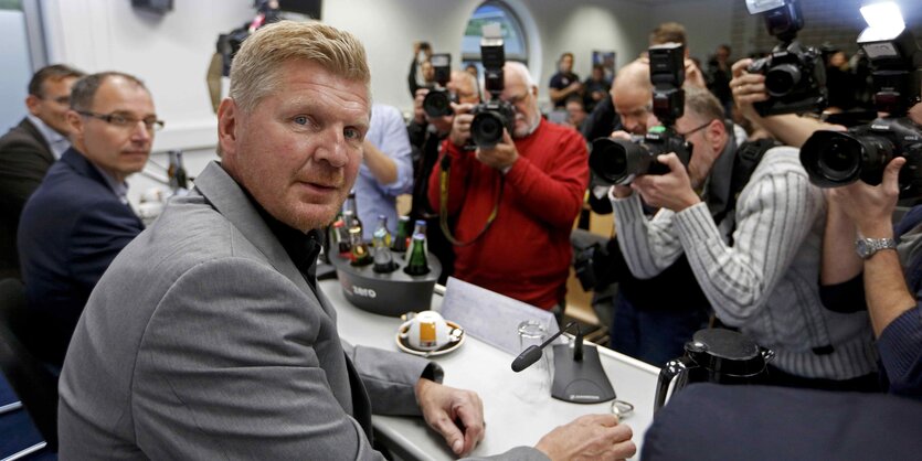 Effenberg auf einer Pressekonferenz in Paderborn