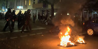 Das Bild zeigt einen Polizeieinsatz in Berlin-Neukölln, wo bei pro-palästinensischen Äußerungen Reifen brannten.