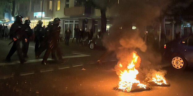 Das Bild zeigt einen Polizeieinsatz in Berlin-Neukölln, wo bei pro-palästinensischen Äußerungen Reifen brannten.