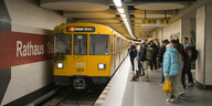 U-Bahn fährt in Bahnhof ein