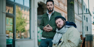 Die beiden Überlebenden des Anschlages vom 9. Oktober 2019, Ismet Tekin und Valentin Lutset, vor dem TEKIEZ an der Ludwig-Wucherer-Straße in Halle (Saale)