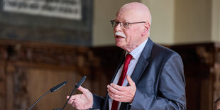 Ulrich Mäurer am Rednerpult bei einer Einbürgerungsfeier im Bremer Rathaus