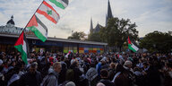 Das Foto zeigt eine propalästinensische DEmonstration am Südstern in Berlin-Kreuzberg.