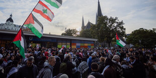 Das Foto zeigt eine propalästinensische DEmonstration am Südstern in Berlin-Kreuzberg.