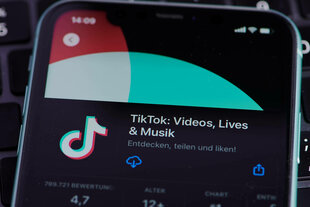 TikTok Logo auf einem Smartphone