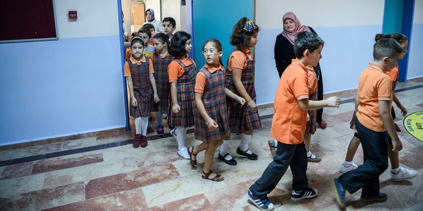 Kinder kommen aus einem Klassenzimmer