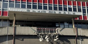 Das Berliner Jahnstadion mit Betonstreben, die aus den Mauern schauen.